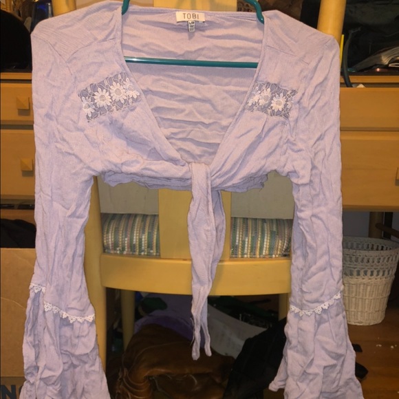 Top that ties in front - Picture 1 of 1